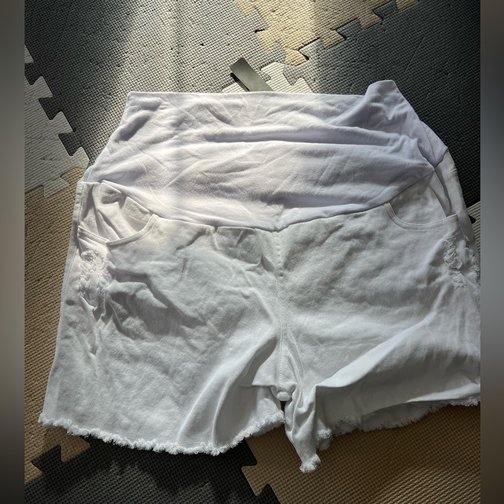 NWT White maternity shorts